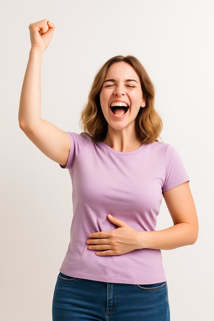 Frau lächelt zufrieden nach Bauchtraining bei Mommy’s Belly Repair